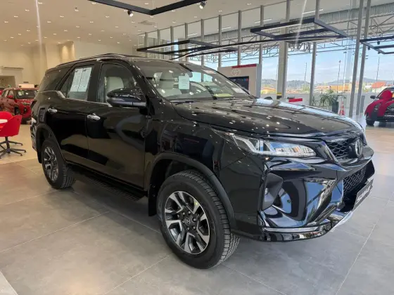 TOYOTA HILUX SW4 2.8 D-4D TURBO DIESEL DIAMOND 7L 4X4 AUTOMÁTICO