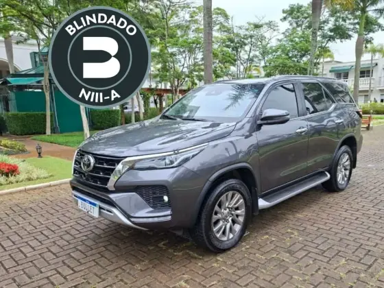 TOYOTA HILUX SW4 2.8 D-4D TURBO DIESEL SRX 7L 4X4 AUTOMÁTICO TOYOTA HILUX SW4 2.8 D-4D TURBO DIESEL SRX 7L 4X4 AUTOMÁTICO