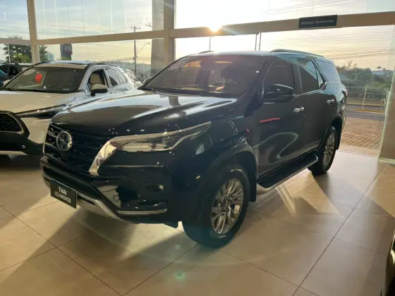 TOYOTA HILUX SW4 2.8 D-4D TURBO DIESEL SRX 7L 4X4 AUTOMÁTICO TOYOTA HILUX SW4 2.8 D-4D TURBO DIESEL SRX 7L 4X4 AUTOMÁTICO