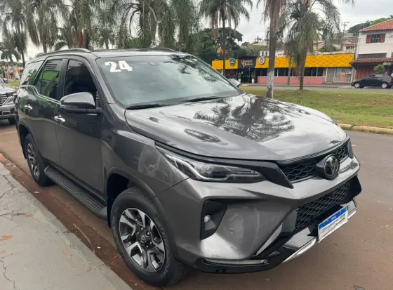TOYOTA HILUX SW4 2.8 D-4D TURBO DIESEL SRX PLATINUM 7L 4X4 AUTOMÁTICO