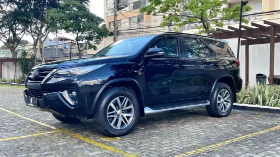 TOYOTA HILUX SW4 2.8 SRX 4X4 7 LUGARES 16V TURBO INTERCOOLER DIESEL 4P AUTOMÁTICO