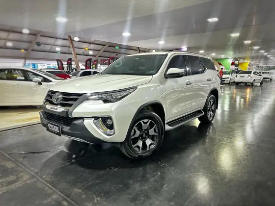 TOYOTA HILUX SW4 2.8 SRX DIAMOND 4X4 7 LUGARES 16V TURBO INTERCOOLER DIESEL 4P AUTOMÁTICO TOYOTA HILUX SW4 2.8 SRX DIAMOND 4X4 7 LUGARES 16V TURBO INTERCOOLER DIESEL 4P AUTOMÁTICO