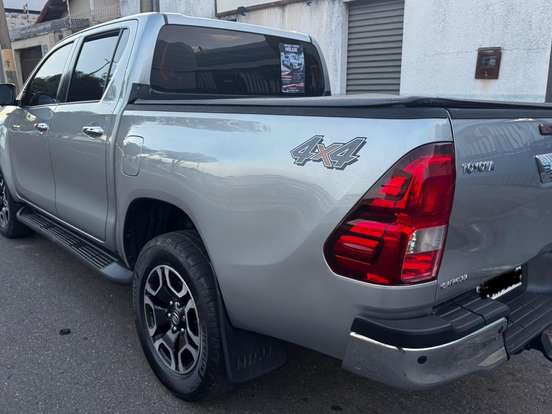 TOYOTA-HILUX-2.8 D-4D TURBO DIESEL CD SRV 4X4 AUTOMÁTICO TOYOTA-HILUX-2023