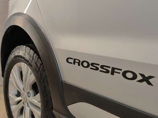 VOLKSWAGEN-CROSSFOX-2016