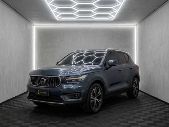 VOLVO-XC40-2021