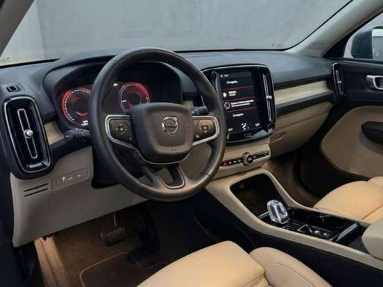 VOLVO-XC40-2021