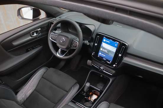 VOLVO-XC40-2021