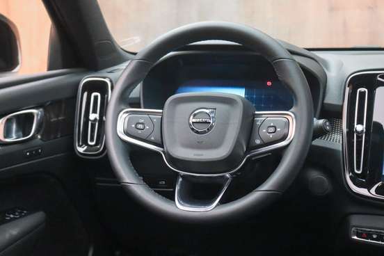 VOLVO-XC40-2021