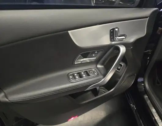 MERCEDES-BENZ-A 200-2019