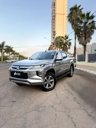 MITSUBISHI L200 TRITON 2.4 16V TURBO DIESEL SPORT HPE CD 4P 4X4 AUTOMÁTICO MITSUBISHI L200 TRITON 2.4 16V TURBO DIESEL SPORT HPE CD 4P 4X4 AUTOMÁTICO