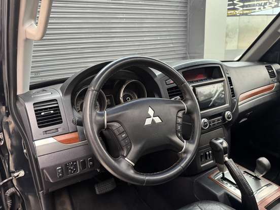 MITSUBISHI-PAJERO FULL-2010
