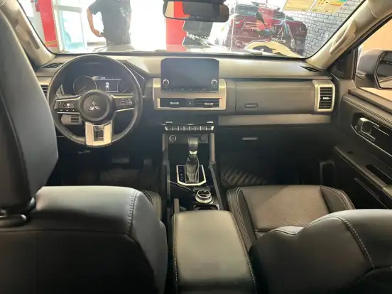 MITSUBISHI-TRITON-2025
