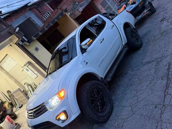 MITSUBISHI-L200 TRITON-3.2 HPE 4X4 CD 16V TURBO INTERCOOLER DIESEL 4P AUTOMÁTICO MITSUBISHI-L200 TRITON-2015