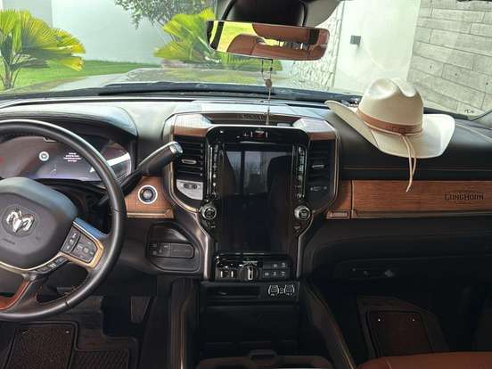 RAM-3500-6.7 I6 TURBO DIESEL LIMITED LONGHORN CD 4X4 AUTOMÁTICO RAM-3500-2024