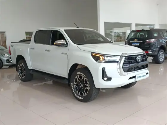 TOYOTA HILUX 2.8 D-4D TURBO DIESEL CD SRX 4X4 AUTOMÁTICO TOYOTA HILUX 2.8 D-4D TURBO DIESEL CD SRX 4X4 AUTOMÁTICO