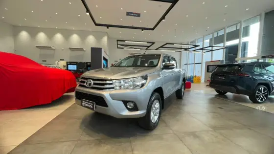 TOYOTA HILUX 2.8 SR 4X4 CD 16V DIESEL 4P AUTOMÁTICO TOYOTA HILUX 2.8 SR 4X4 CD 16V DIESEL 4P AUTOMÁTICO