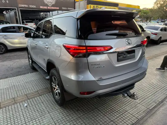 TOYOTA-HILUX SW4-2.7 SR 7 LUGARES 4X2 16V FLEX 4P AUTOMÁTICO TOYOTA-HILUX SW4-2017