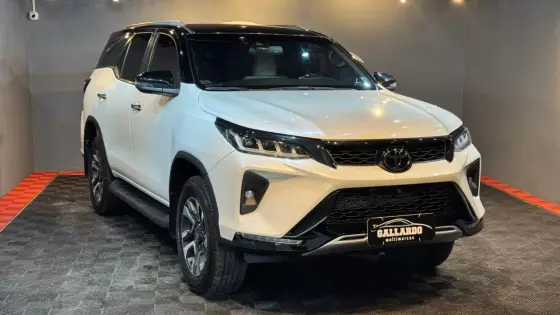 TOYOTA HILUX SW4 2.8 D-4D TURBO DIESEL DIAMOND 7L 4X4 AUTOMÁTICO