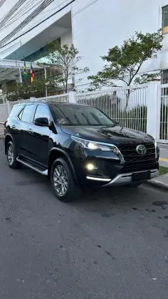 TOYOTA HILUX SW4 2.8 D-4D TURBO DIESEL SRX 7L 4X4 AUTOMÁTICO TOYOTA HILUX SW4 2.8 D-4D TURBO DIESEL SRX 7L 4X4 AUTOMÁTICO