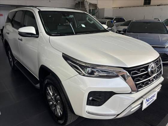TOYOTA HILUX SW4 2.8 D-4D TURBO DIESEL SRX 4X4 AUTOMÁTICO