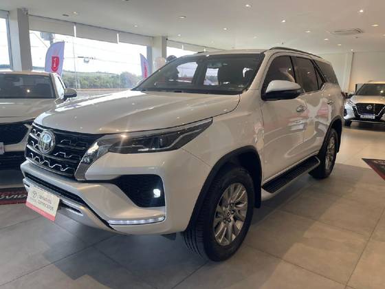 TOYOTA HILUX SW4 2.8 D-4D TURBO DIESEL SRX 7L 4X4 AUTOMÁTICO