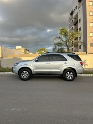 TOYOTA HILUX SW4 3.0 SRV 4X4 16V TURBO INTERCOOLER DIESEL 4P AUTOMÁTICO TOYOTA HILUX SW4 3.0 SRV 4X4 16V TURBO INTERCOOLER DIESEL 4P AUTOMÁTICO