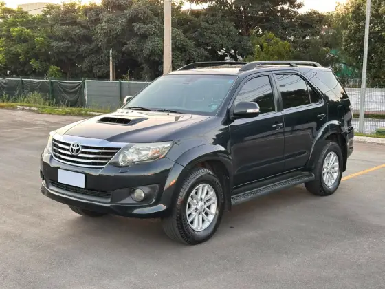 TOYOTA HILUX SW4 3.0 SRV 4X4 7 LUGARES 16V TURBO INTERCOOLER DIESEL 4P AUTOMÁTICO TOYOTA HILUX SW4 3.0 SRV 4X4 7 LUGARES 16V TURBO INTERCOOLER DIESEL 4P AUTOMÁTICO