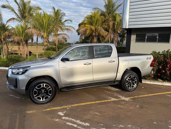 TOYOTA-HILUX-2021
