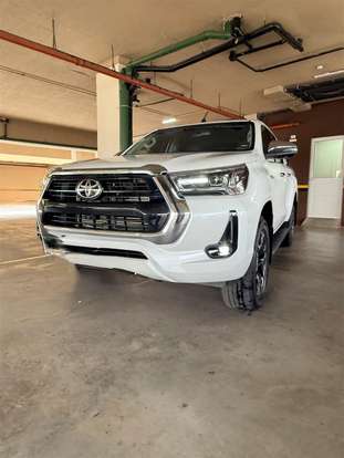 TOYOTA-HILUX-2.8 D-4D TURBO DIESEL CD SRX 4X4 AUTOMÁTICO TOYOTA-HILUX-2025