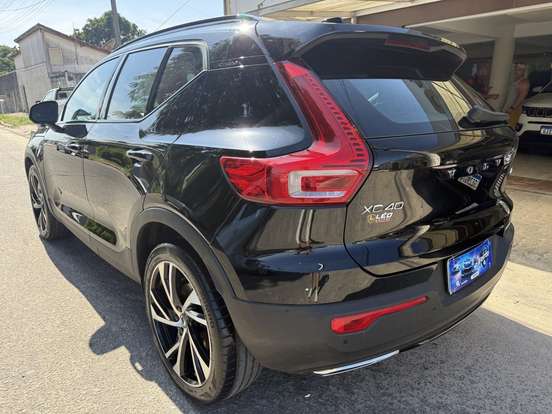 VOLVO-XC40-2019