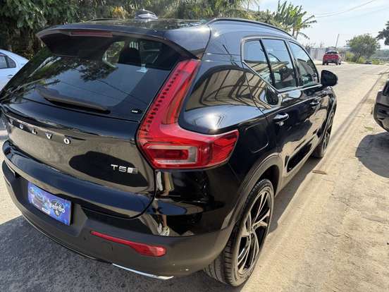 VOLVO-XC40-2019