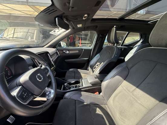 VOLVO-XC40-2019