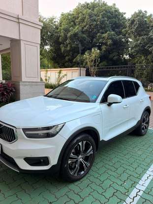 VOLVO-XC40-2021