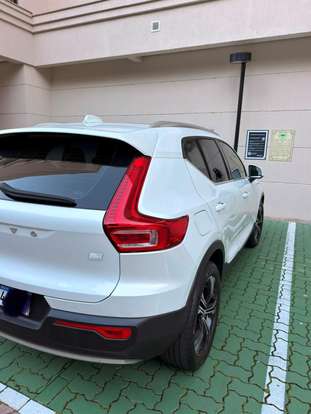 VOLVO-XC40-2021