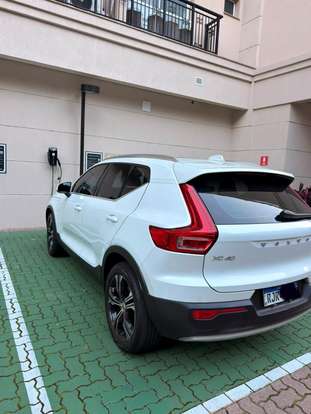 VOLVO-XC40-2021