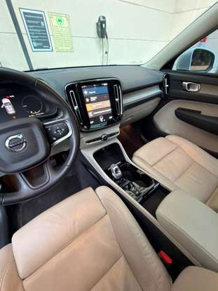 VOLVO-XC40-2021