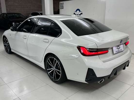 BMW-320i-2023