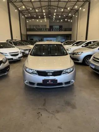 KIA CERATO 1.6 EX3 SEDAN 16V GASOLINA 4P MANUAL KIA CERATO 1.6 EX3 SEDAN 16V GASOLINA 4P MANUAL