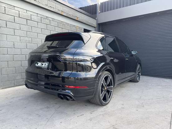PORSCHE-CAYENNE-2023