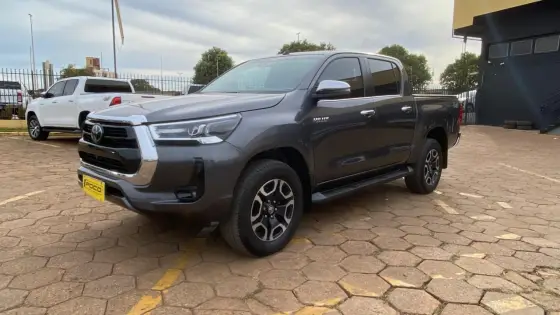 TOYOTA HILUX 2.8 D-4D TURBO DIESEL CD SRX 4X4 AUTOMÁTICO