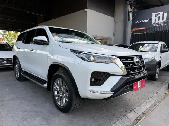 TOYOTA HILUX SW4 2.8 D-4D TURBO DIESEL SRX 4X4 AUTOMÁTICO TOYOTA HILUX SW4 2.8 D-4D TURBO DIESEL SRX 4X4 AUTOMÁTICO