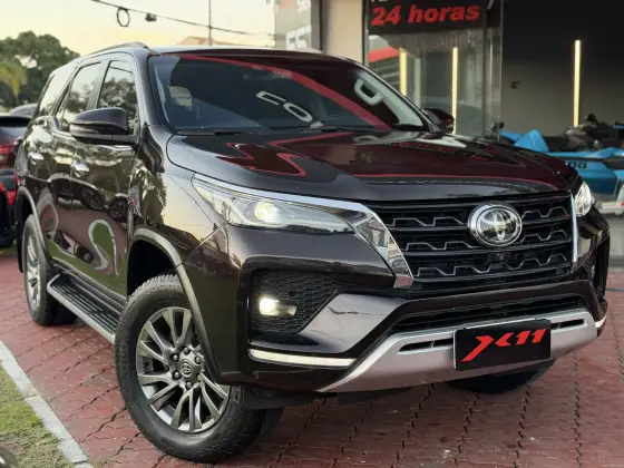 TOYOTA HILUX SW4 2.8 D-4D TURBO DIESEL SRX 7L 4X4 AUTOMÁTICO TOYOTA HILUX SW4 2.8 D-4D TURBO DIESEL SRX 7L 4X4 AUTOMÁTICO