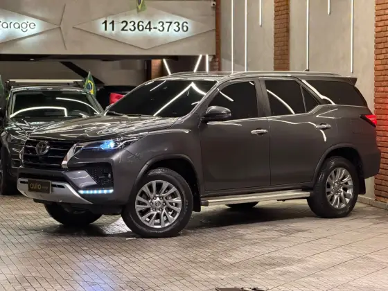 TOYOTA HILUX SW4 2.8 D-4D TURBO DIESEL SRX 7L 4X4 AUTOMÁTICO TOYOTA HILUX SW4 2.8 D-4D TURBO DIESEL SRX 7L 4X4 AUTOMÁTICO