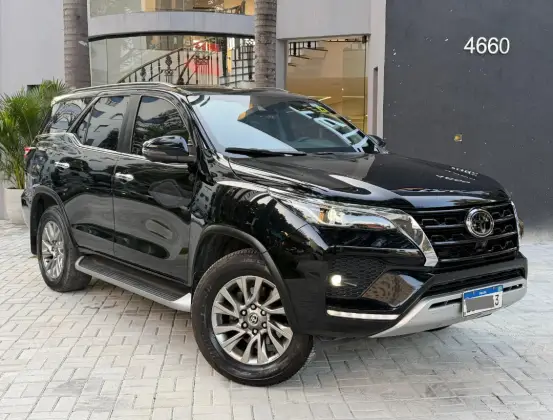 TOYOTA HILUX SW4 2.8 D-4D TURBO DIESEL SRX 7L 4X4 AUTOMÁTICO TOYOTA HILUX SW4 2.8 D-4D TURBO DIESEL SRX 7L 4X4 AUTOMÁTICO