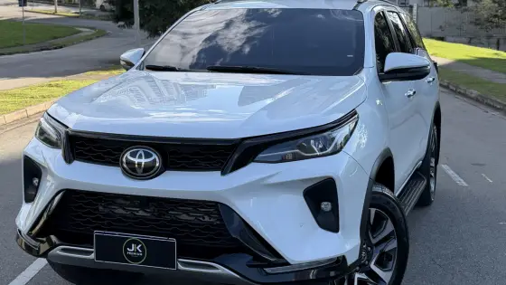 TOYOTA HILUX SW4 2.8 D-4D TURBO DIESEL SRX PLATINUM 7L 4X4 AUTOMÁTICO TOYOTA HILUX SW4 2.8 D-4D TURBO DIESEL SRX PLATINUM 7L 4X4 AUTOMÁTICO