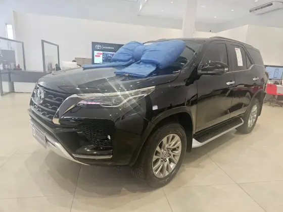 TOYOTA HILUX SW4 2.8 D-4D TURBO DIESEL SRX PLATINUM 7L 4X4 AUTOMÁTICO