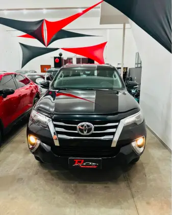 TOYOTA HILUX SW4 2.8 SRX 4X4 7 LUGARES 16V TURBO INTERCOOLER DIESEL 4P AUTOMÁTICO TOYOTA HILUX SW4 2.8 SRX 4X4 7 LUGARES 16V TURBO INTERCOOLER DIESEL 4P AUTOMÁTICO
