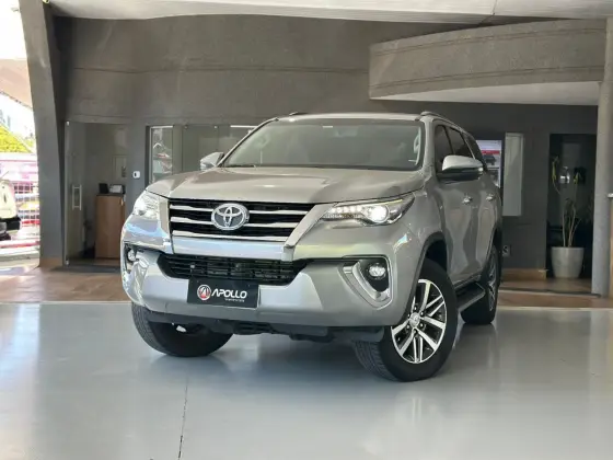 TOYOTA HILUX SW4 2.8 SRX 4X4 7 LUGARES 16V TURBO INTERCOOLER DIESEL 4P AUTOMÁTICO TOYOTA HILUX SW4 2.8 SRX 4X4 7 LUGARES 16V TURBO INTERCOOLER DIESEL 4P AUTOMÁTICO