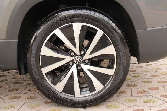 VOLKSWAGEN-TAOS-2023