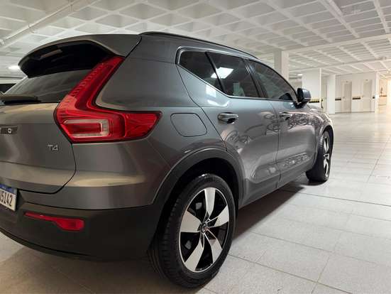 VOLVO-XC40-2018